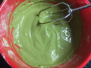 21、爆浆抹茶冰心面包,搅拌均匀