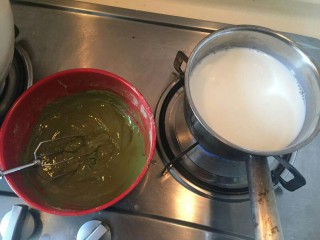 22、爆浆抹茶冰心面包,细砂糖100克➕牛奶500克，牛奶加热至周围冒小泡泡，不要沸腾。