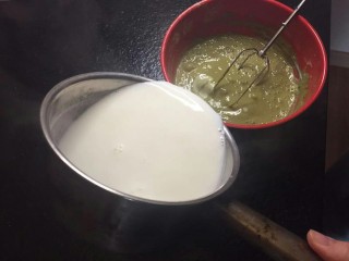 23、爆浆抹茶冰心面包,趁热加入抹茶酱中。一边冲一边搅拌不然冲成蛋花汤啦