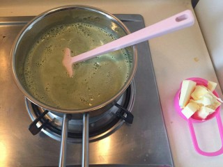 24、爆浆抹茶冰心面包,过筛一遍，重新倒回锅中，准备80g黄油。