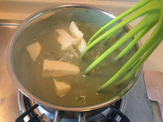 25、爆浆抹茶冰心面包,等抹茶牛奶开始变得有一点浓稠的时候，马上加入黄油，搅拌快速搅拌。