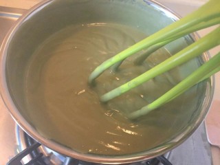 26、爆浆抹茶冰心面包,搅拌啊，不要离开锅边，不然容易糊锅再小火煮1分钟就可以了。