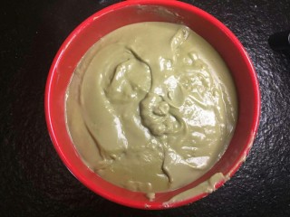 27、爆浆抹茶冰心面包,放入碗中，表面盖一张保鲜膜等冷却。放冰箱。