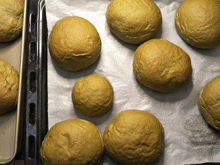 28、爆浆抹茶冰心面包,面包160度烤18-20分钟。（观察表面上上色程度）