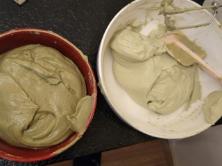 29、爆浆抹茶冰心面包,冰好的卡仕达酱重新搅拌均匀。300克的冰凉的淡奶油再加上10克抹茶粉打到奶油六分发。