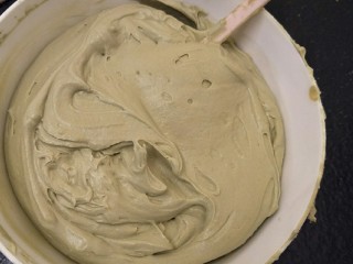 30、爆浆抹茶冰心面包,两者开打蛋器低速搅拌均匀。装大号裱花袋。