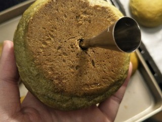 31、爆浆抹茶冰心面包,烤好的面包冷却至室温，用裱花嘴戳一个洞。