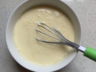 5、奶香焦糖布丁,搅拌均匀