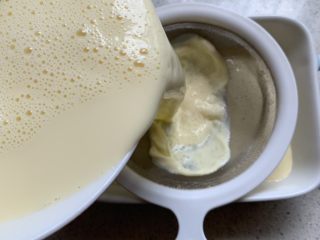 6、奶香焦糖布丁,过筛到烤碗