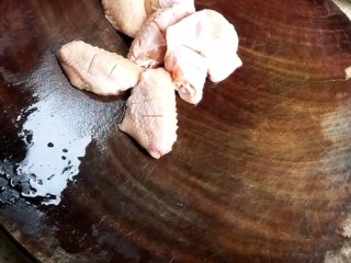 1、香煎鸡翅,鸡翅洗净，两边各划两刀