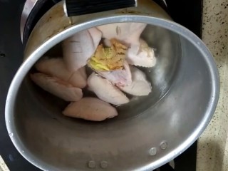 2、香煎鸡翅,放入拍碎的生姜片，加入一勺盐下锅焯水