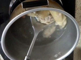 3、香煎鸡翅,水烧开后，鸡翅8分熟捞出备用