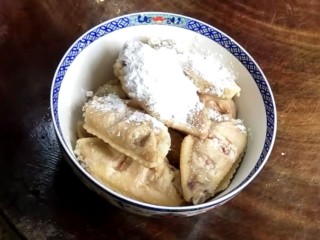 4、香煎鸡翅,放入一勺淀粉搅拌均匀