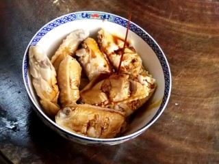 5、香煎鸡翅,加入两勺酱油，一勺料酒