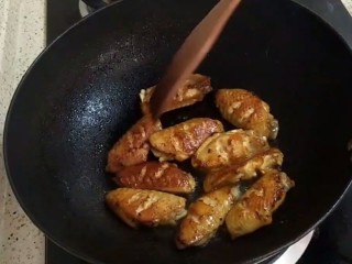 7、香煎鸡翅,煎至两面金黄