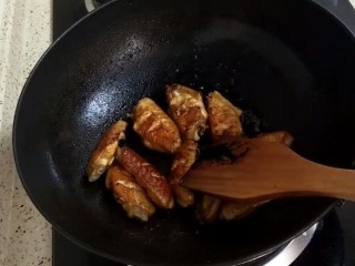 8、香煎鸡翅,加入一勺耗油