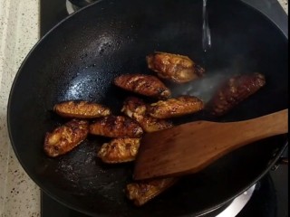 9、香煎鸡翅,翻炒上色均匀后加入半杯水