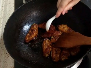 11、香煎鸡翅,加入一勺豆瓣酱，即可出锅