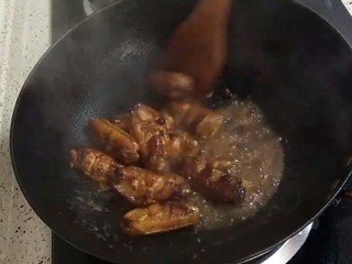 10、香煎鸡翅,煸炒后盖上锅盖焖5分钟