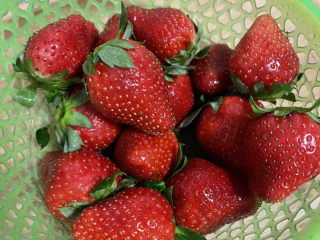 1、拨丝冰糖草莓,草莓洗干净沥干水分