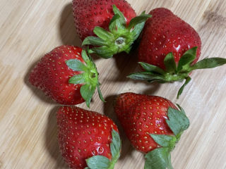 2、拨丝冰糖草莓,挑一些鸡心形状的，可以切成玫瑰花????形