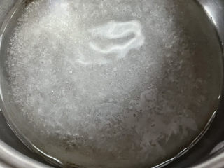 4、拨丝冰糖草莓,锅中放入白沙糖和水，比例是2:1