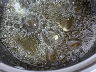 5、拨丝冰糖草莓,中火熬制，不要搅拌