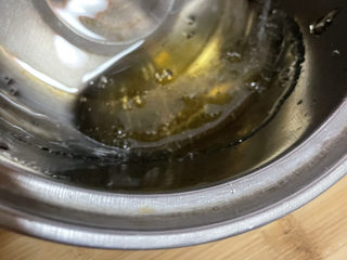 6、拨丝冰糖草莓,熬成这样的糖浆，用竹签沾点糖浆，放在冷水里降温，咬一点试试，嘎嘣脆就好了