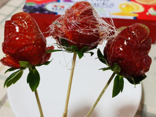 7、拨丝冰糖草莓,草莓迅速匀上糖浆，动作要快，这个忘记拍照了????！
