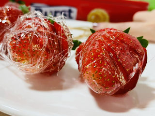 9、拨丝冰糖草莓,这是一个拨丝的，一个只裹糖浆的。