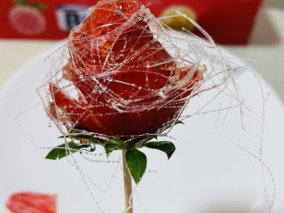 10、拨丝冰糖草莓,还是拨丝的好看吧？嘻嘻。