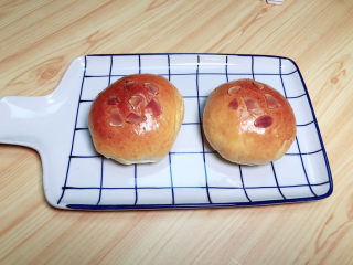 1、鸡蛋汉堡,厨娘提前一天做好了小号面包胚。