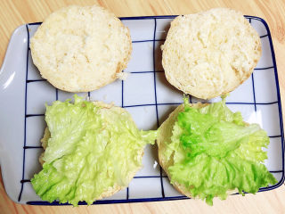 9、鸡蛋汉堡,也可以添加少许生菜，薄薄的放一层在面包胚上。