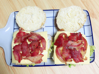 12、鸡蛋汉堡,再放上一些培根片。