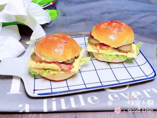 14、鸡蛋汉堡,漂亮的鸡蛋汉堡就做好了。