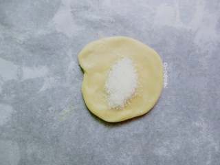 8、糖火烧,两边像中间挤压，按扁擀开包入白糖