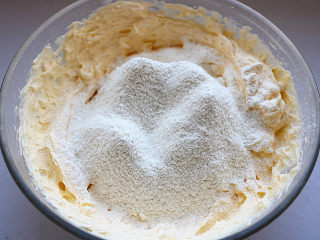 8、原味曲奇,筛入1/2的低筋面粉。