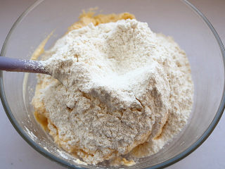 10、原味曲奇,再筛入余下的低筋面粉。