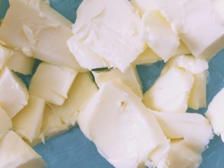 2、抹茶曲奇,黄油室温软化至手指轻易可以戳入