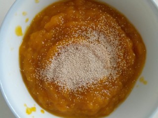 1、换装机器猫小馒头,南瓜蒸熟，捣成泥状，待其温温状态，加入酵母，搅拌至融化。