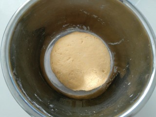 3、换装机器猫小馒头,揉光滑，盖上保鲜膜发酵，冬季需温暖处发酵。