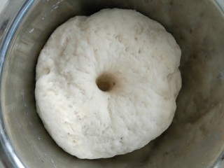 5、换装机器猫小馒头,发酵好的白面团，有明显蜂窝状结构。