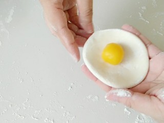 8、换装机器猫小馒头,放入奶黄球，也可以是其他你喜欢的馅料哦！