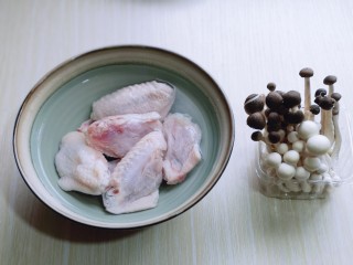 1、什锦烤鸡翅,准备食材,鸡翅用冷水泡15分钟。