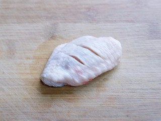 2、什锦烤鸡翅,将泡好的鸡翅用锋利的刀划出痕迹,这样鸡翅会更入味,依次做完。