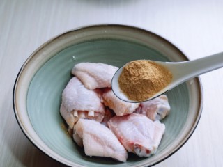 3、什锦烤鸡翅,放入器具中,加入奥尔良烤翅料。(烤翅料可以根据个人口味增减)