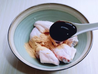 4、什锦烤鸡翅,加入蚝油。