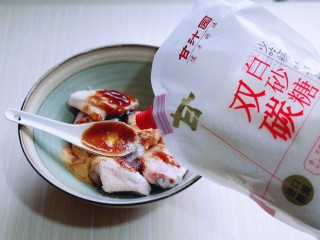 5、什锦烤鸡翅,加入双碳白砂糖。(提鲜)