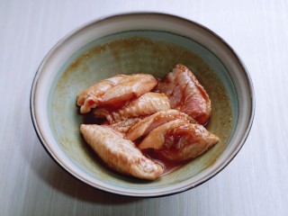 6、什锦烤鸡翅,戴上食品手套,抓拌均匀,腌制45分钟以上。(时间允许可以腌制时间长一点,也可以放入冰箱腌制一夜)