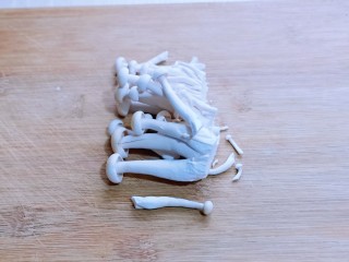 7、什锦烤鸡翅,将菌菇去根,冷水冲洗干净。